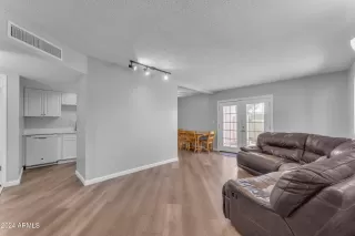 Photo #5: 6796171 Listing