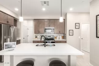 Photo #5: 6810901 Listing