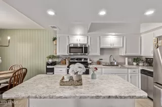 Photo #4: 6823539 Listing