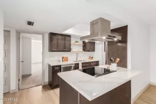 Photo #5: 6827909 Listing