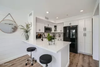 Photo #6: 6841722 Listing