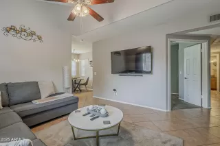 Photo #5: 6843938 Listing