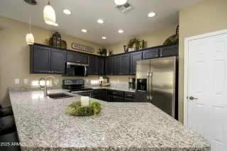 Photo #5: 6843983 Listing