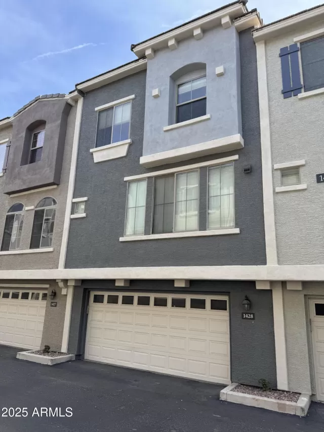 MLS: 6848328 Condo For Sale