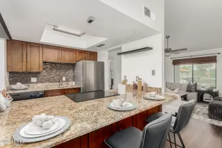 Photo #5: 6866669 Listing