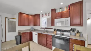 Photo #5: 6870902 Listing