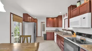 Photo #6: 6870902 Listing