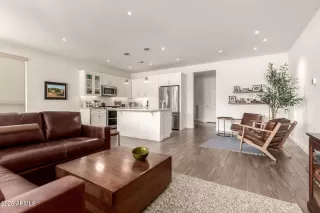 Photo #4: 6877993 Listing