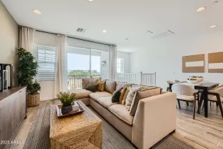 Photo #5: 6879120 Listing