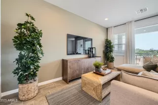 Photo #6: 6879120 Listing