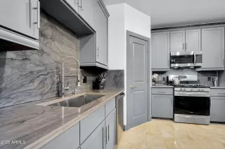 Photo #5: 6881448 Listing