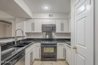 Photo #5: 6885342 Listing 