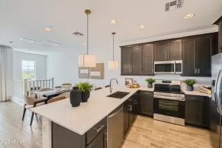 Photo #2: 6890933 Listing