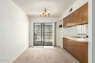 Photo #5: 6891400 Listing