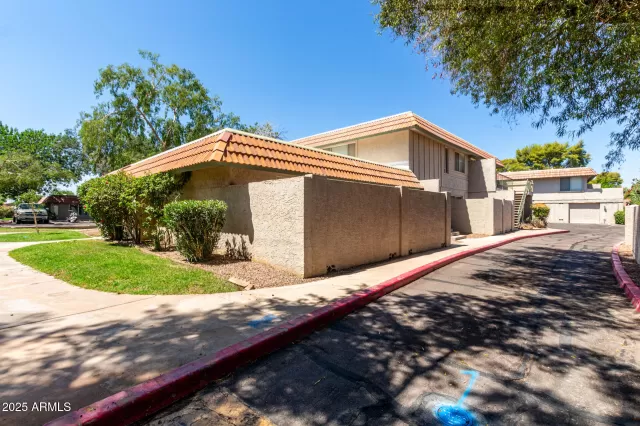 MLS: 6895400 Condo For Sale