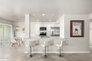 Photo #4: 6895400 Listing