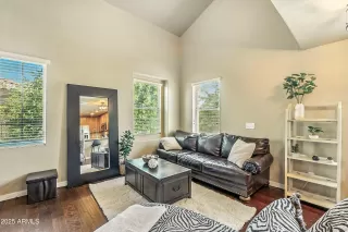 Photo #4: 6899666 Listing