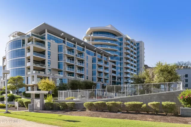 MLS: 6900984 Condo For Sale