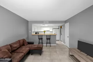 Photo #4: 6907871 Listing