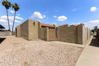 More Details about MLS # 6909965 : 633 N MAY#25