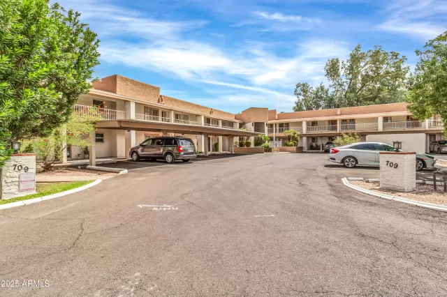 MLS: 6913886 Condo For Sale