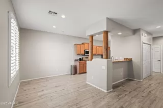 Photo #4: 6917000 Listing