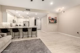 Photo #5: 6925887 Listing