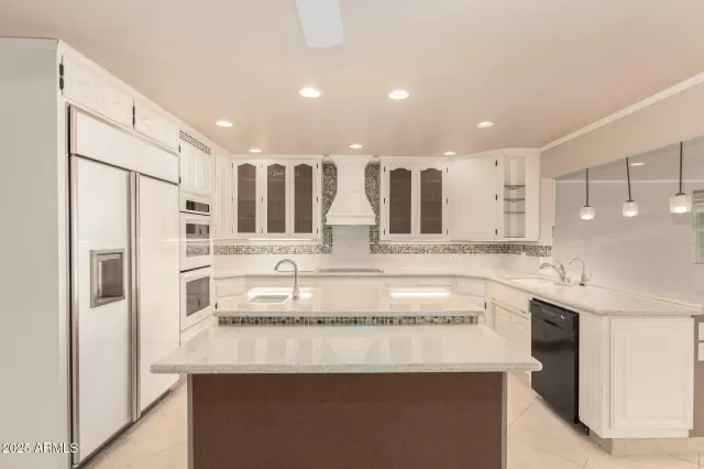 MLS: 6930832 Condo For Sale