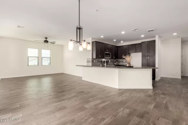 MLS: 6933364 Condo For Sale