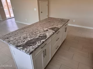 Photo #4: 6947977 Listing