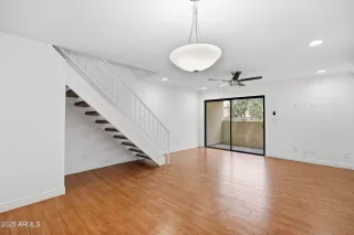 Photo #5: 6963000 Listing 