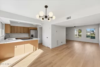 Photo #5: 6976544 Listing