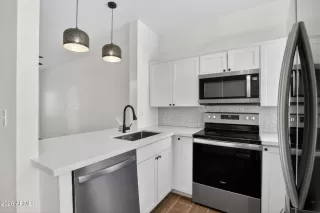 Photo #4: 6982843 Listing