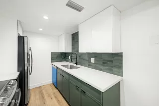 Photo #6: 6989786 Listing