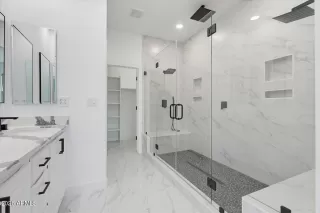 Photo #6: 7040216 Listing
