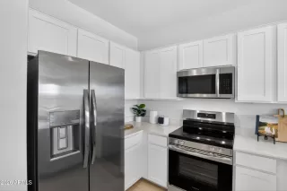 Photo #5: 7043003 Listing